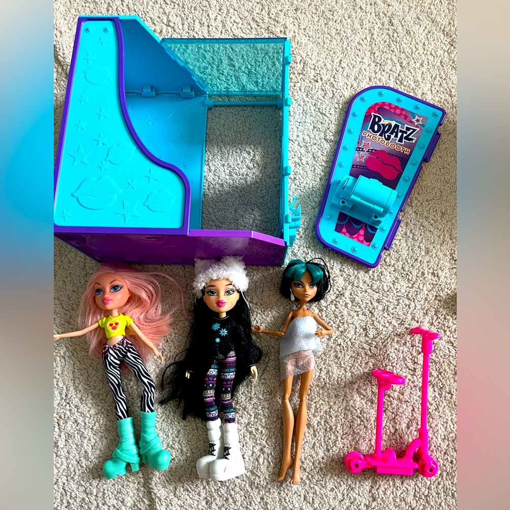 Bratz Selfiesnaps Photo Booth, Chloe, Snowkissed Jade, Cleo De Nile & Misc Acces